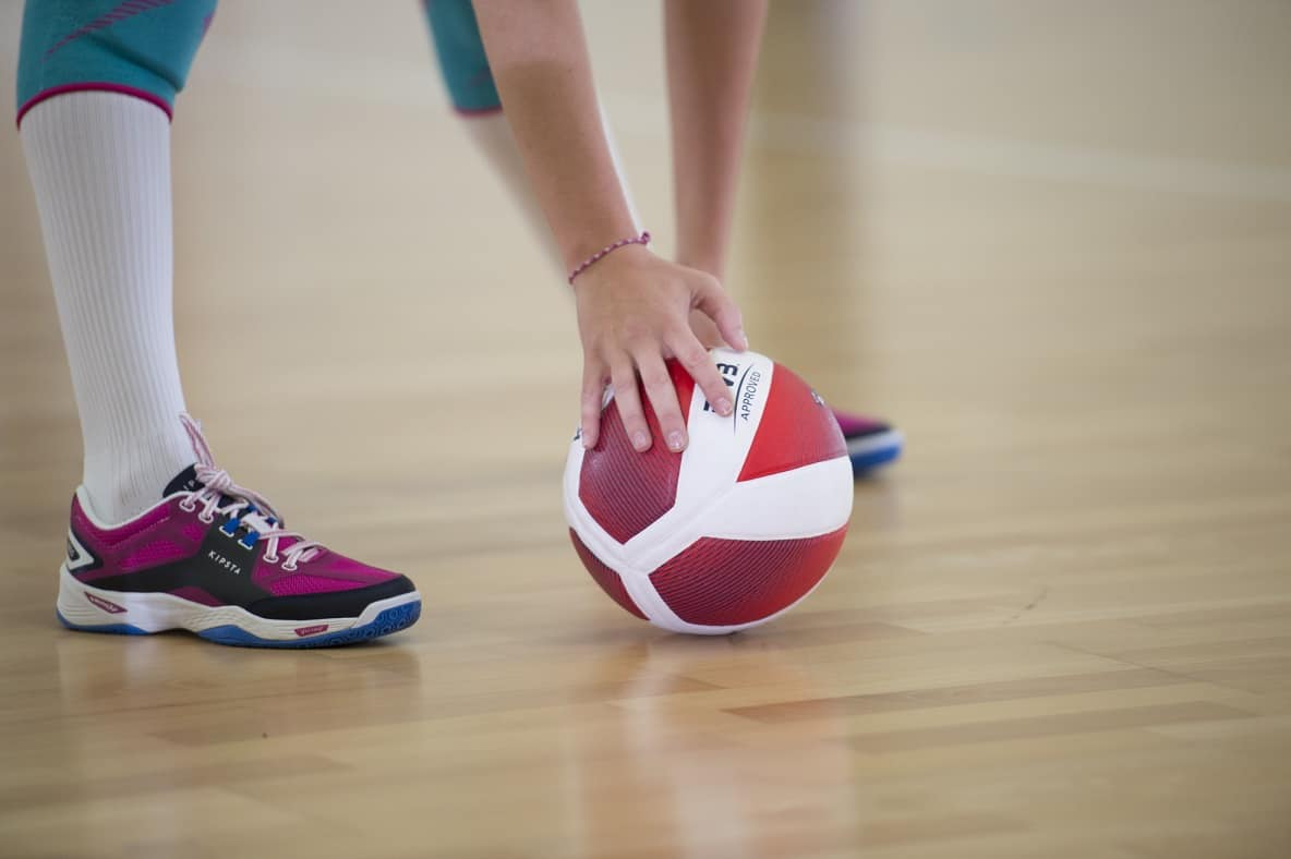 Jak napompować piłkę do siatkówki — pompowanie z i bez igły