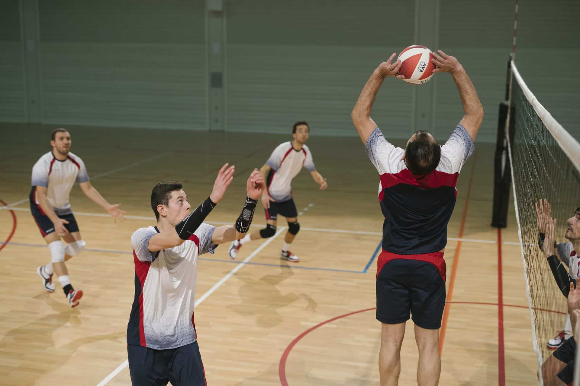 Nadwyrężony nadgarstek - objawy i leczenie. Jak poradzić sobie ze sportowym przeciążeniem ręki?