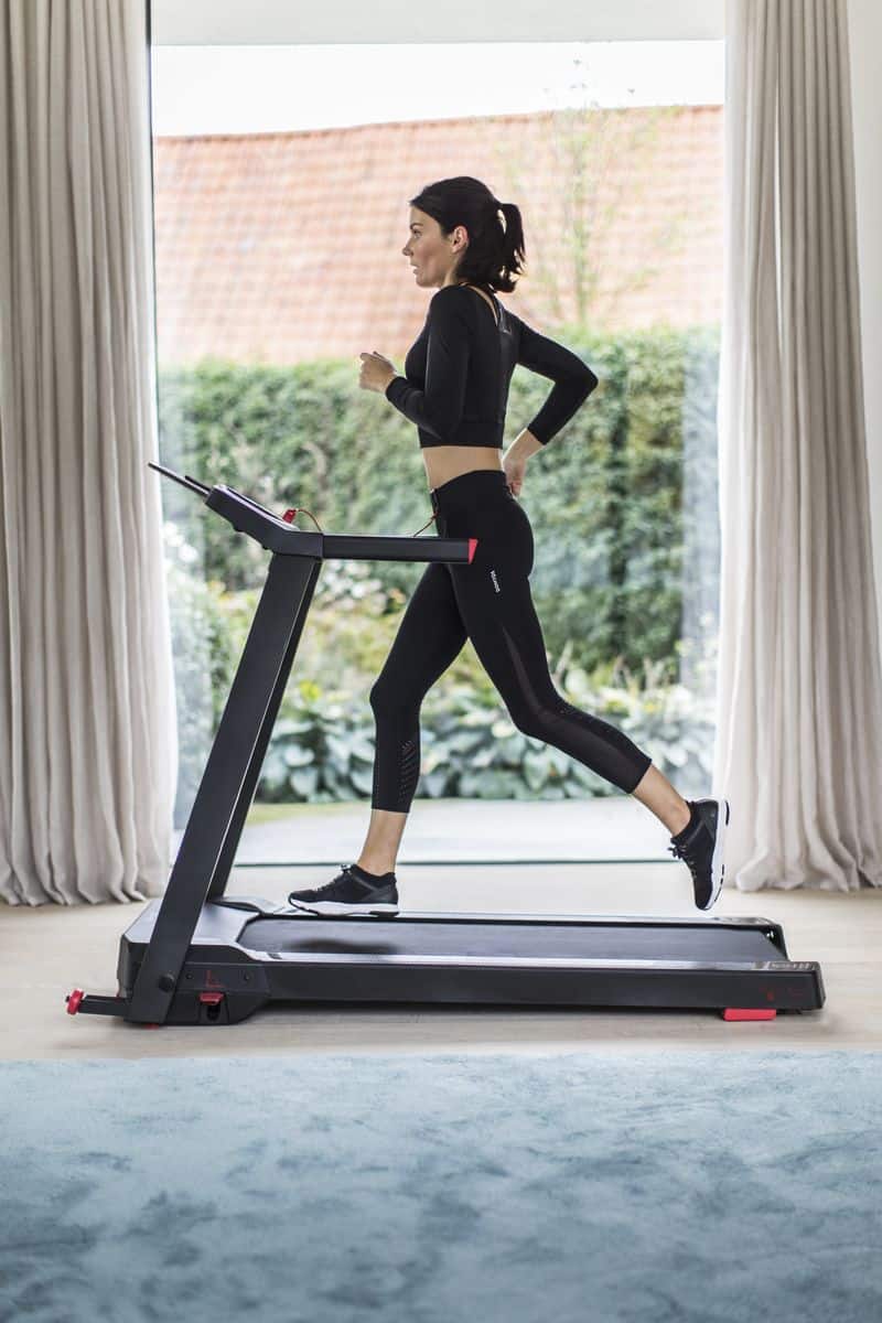 kobieta trenująca na bieżni elektrycznej