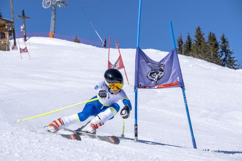 narciarz jadący slalomem na stoku
