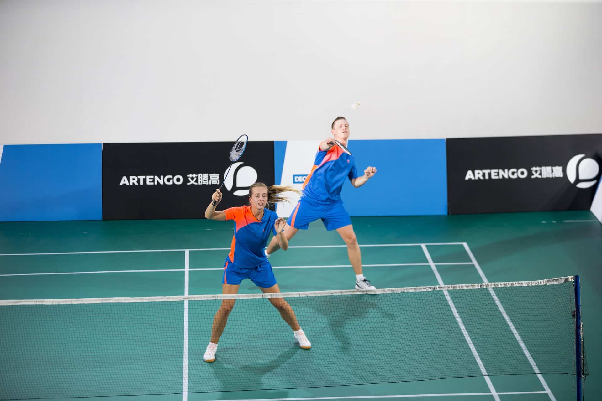 Badminton - technika. Jak odbijać i serwować lotkę?