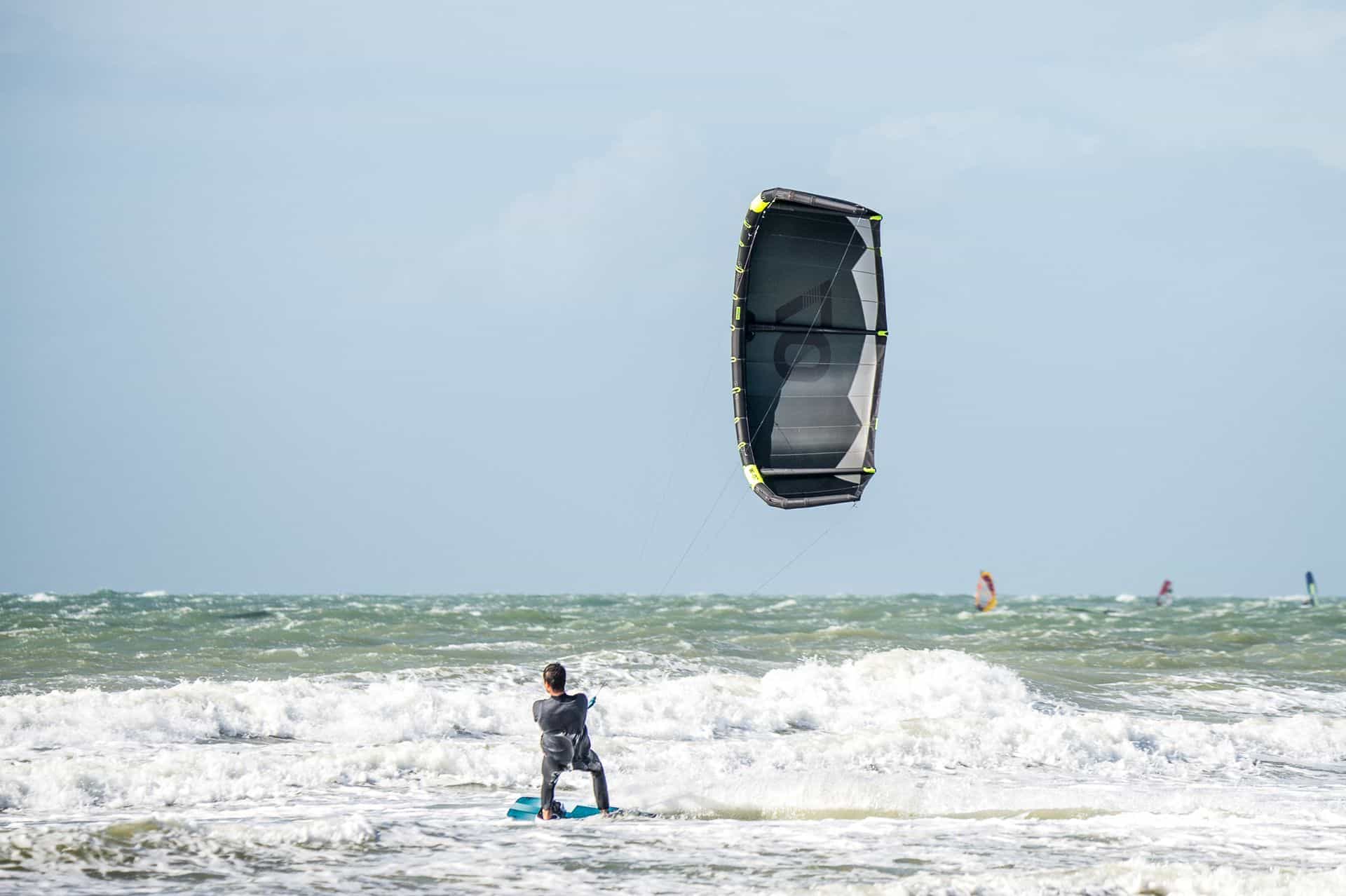Gdzie na kitesurfing zimą? Kitesurfing - miejsca na wyjazdy na zimowe surfowanie