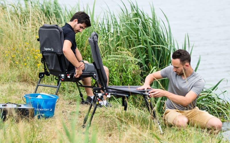 mężczyźni przygotowujący się do łowienia