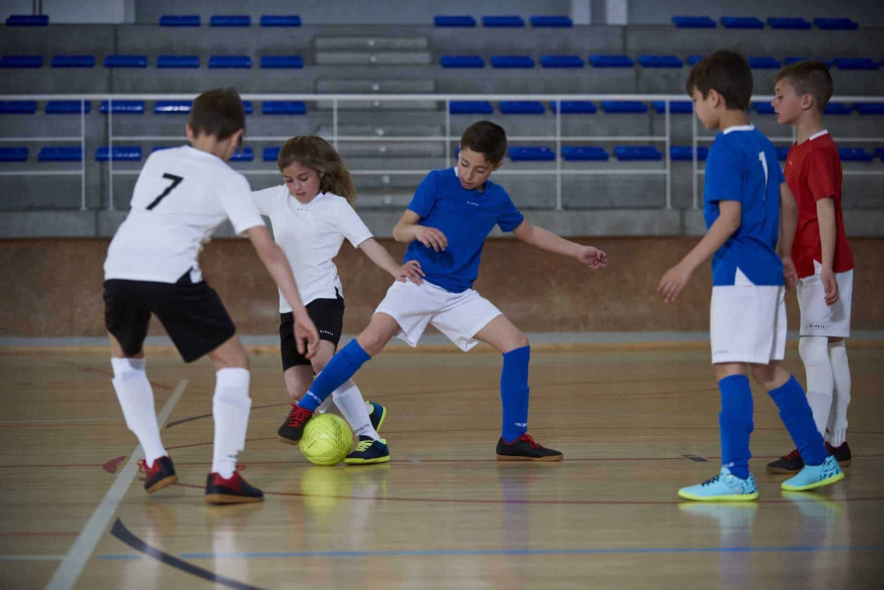 Dzieci podczas grania w piłkę nożną