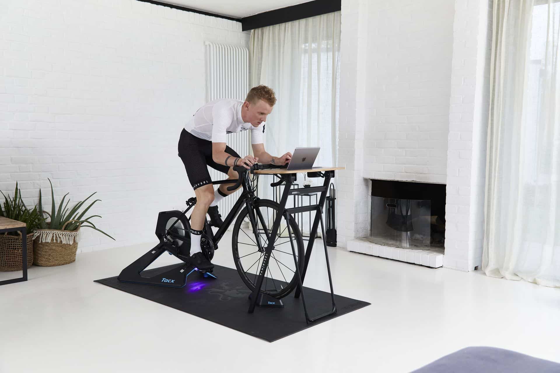 Trenażer rowerowy — co to jest, jaki wybrać, jak wygląda trening?