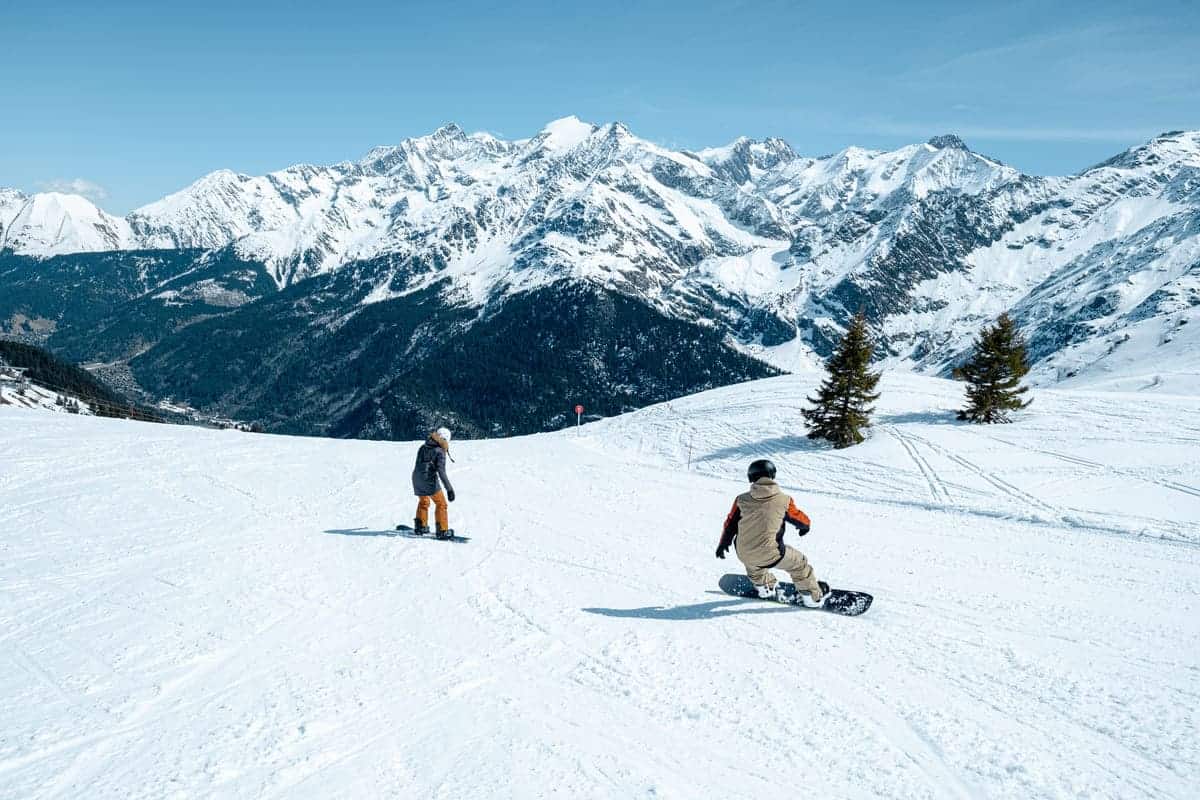 snowboardziści na stoku