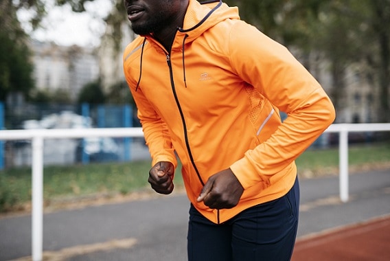 mężczyzna ubrany w bluzę z kapturem