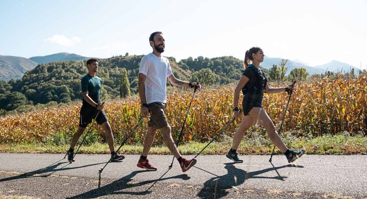 mężczyźni i kobieta trenujący nordic walking